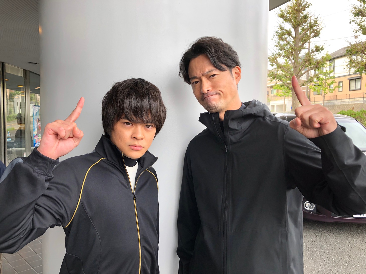 左から今井悠貴扮する西崎颯真、前川泰之扮するファイター田中。