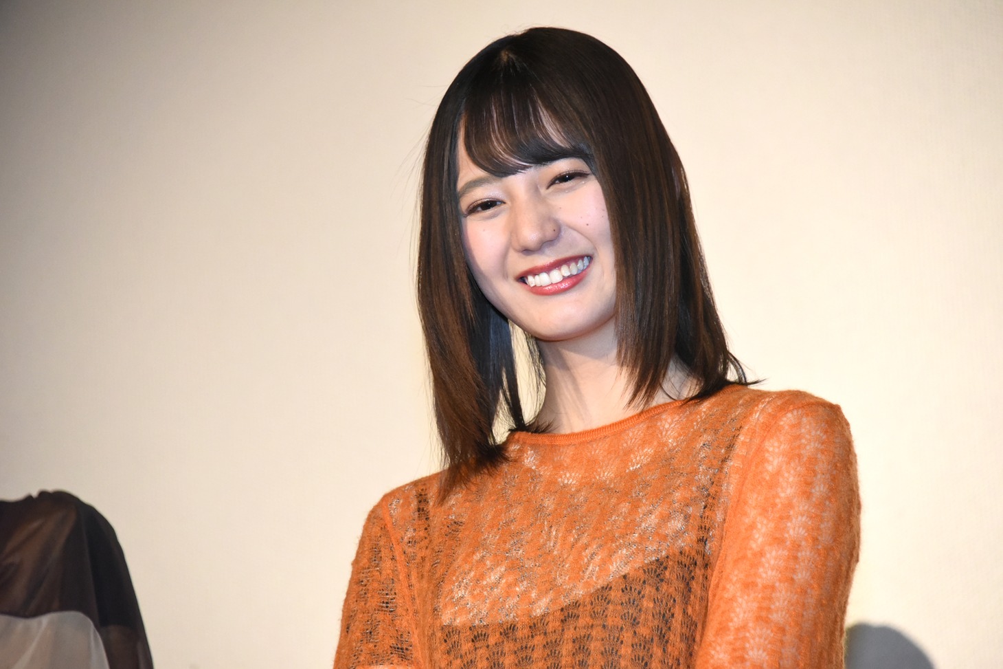笑う小坂菜緒（日向坂46）。