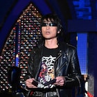 ギターウルフ・セイジが人間ピラミッド上で歌って反省、革ジャン臭すぎて犬に噛まれる