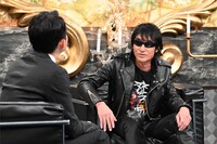 左から有吉弘行、セイジ（ギターウルフ）。 (c)日本テレビ