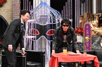 左から有吉弘行、セイジ（ギターウルフ）。 (c)日本テレビ