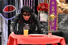 ギターウルフ・セイジが人間ピラミッド上で歌って反省、革ジャン臭すぎ 