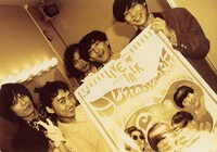 岡崎京子とザ・ファントムギフト。岡崎は彼らのライブに頻繁に足を運んでいた。（写真提供：サリー久保田）