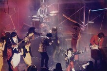 1987年5月、テレビ番組「11PM」出演時の様子。「僕らの周りで踊ってるのは当日観覧していたお客さんです（笑）」（サリー久保田）。（写真提供：サリー久保田）