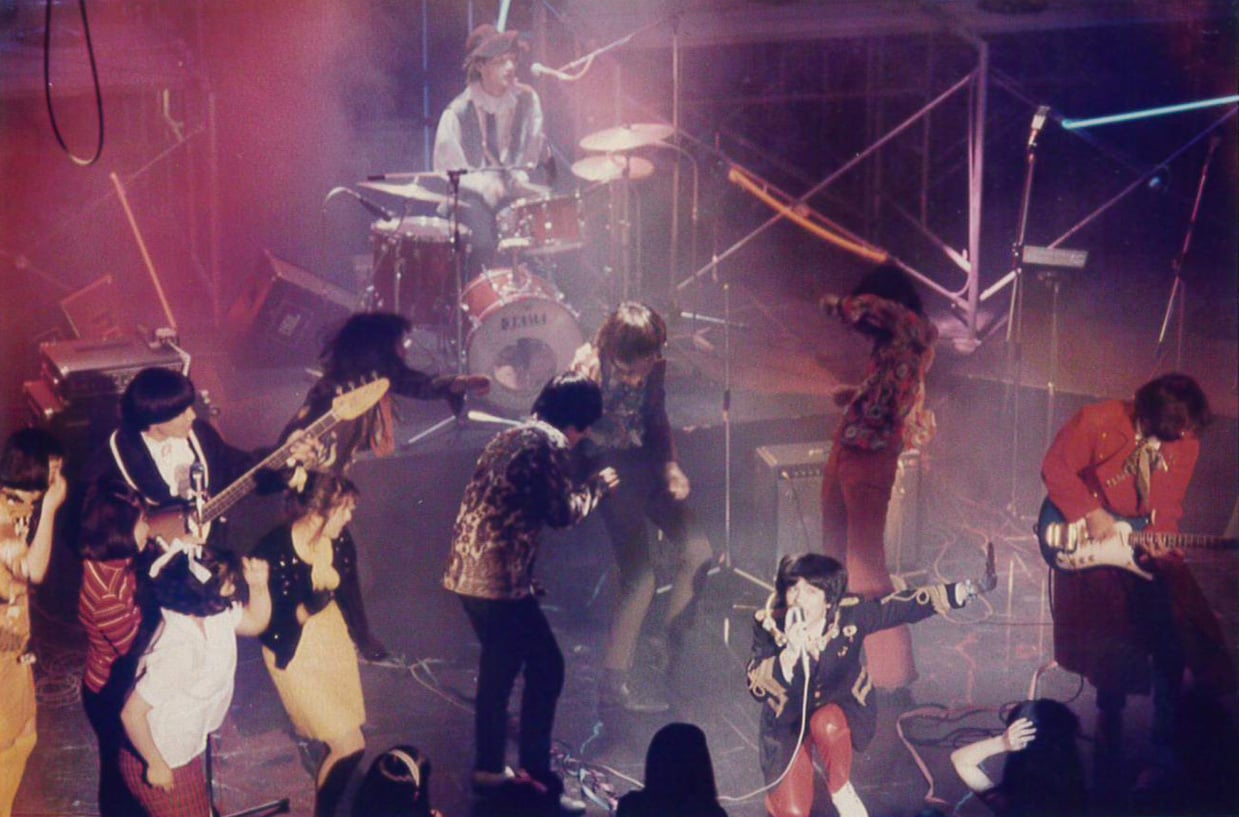 1987年5月、テレビ番組「11PM」出演時の様子。「僕らの周りで踊ってるのは当日観覧していたお客さんです(笑)」(サリー久保田)。(写真提供:サリー久保田)