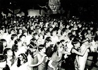 ザ・ファントムギフトのライブ会場の様子。（写真提供：サリー久保田）