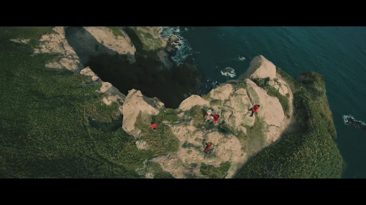 BLUE ENCOUNT、強風吹き荒れる崖の上で歌う「ポラリス」MV