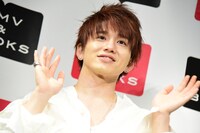 ムービーカメラに手を振る花村想太。