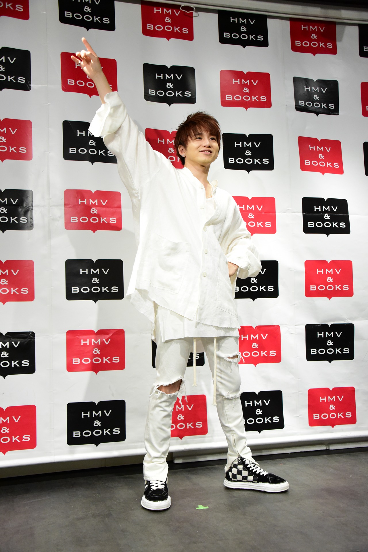 「何か決めポーズを」というリクエストに応える花村想太。