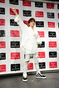 「何か決めポーズを」というリクエストに応える花村想太。