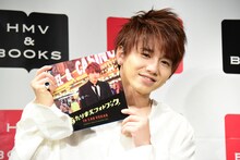 「あたりまえフォトブックin LAS VEGAS」を持った花村想太。