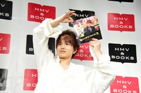 「あたりまえフォトブックin LAS VEGAS」をアピールする花村想太。