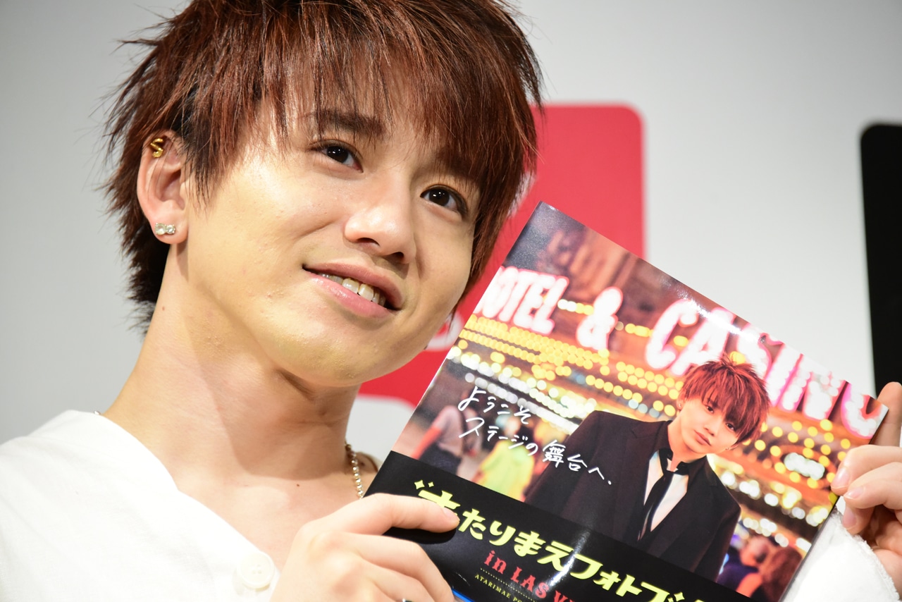 「あたりまえフォトブックin LAS VEGAS」を持った花村想太。