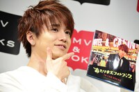 「あたりまえフォトブックin LAS VEGAS」を持った花村想太。