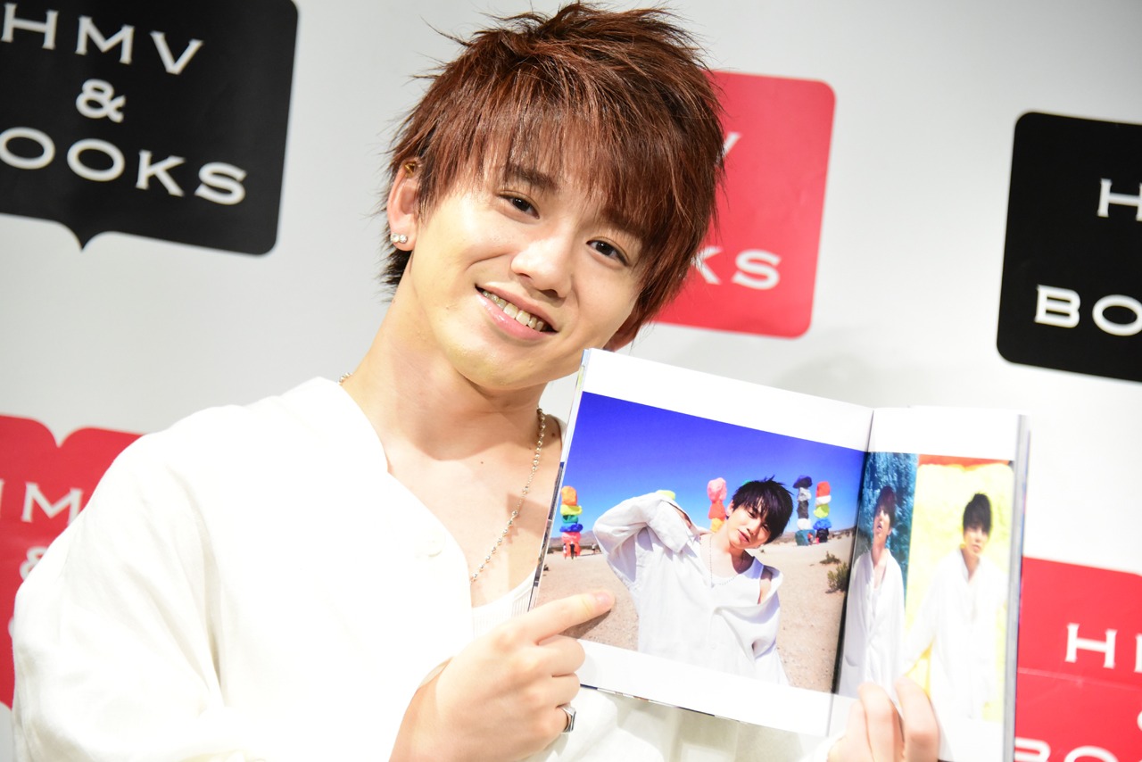 「あたりまえフォトブックin LAS VEGAS」のお気に入りカットを挙げる花村想太。