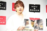 お気に入りの「あたりまえポエム」が掲載されたページを紹介する花村想太。