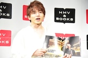 お気に入りの「あたりまえポエム」が掲載されたページを紹介する花村想太。