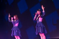 「さかさまの世界」を歌う寺田葵と岡田夢以。（撮影：林晋介）