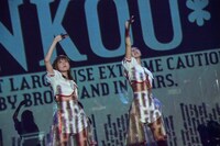 「PAINT GIRL」を披露する松井さやかと塩川莉世。（撮影：林晋介）