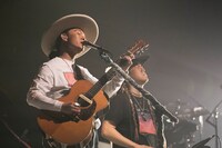 平井大とYUIのセッションの様子。（Photo by HIDAKA NANAKO）