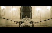 ミオヤマザキ「メンヘラ -2019ver-」MVのワンシーン。