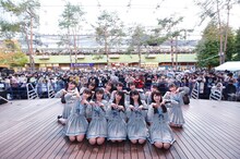 東京・東京ドームシティ ラクーアガーデンステージで記念撮影する≠ME。