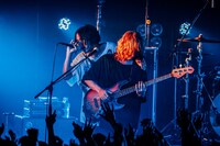 左からシノダ（Vo, G）、イガラシ（B）。（撮影：西槇太一）