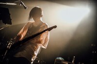 シノダ（Vo, G）（撮影：西槇太一）