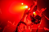 シノダ（Vo, G）（撮影：西槇太一）