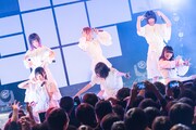 真っ白なキャンバス「NOW STEP ON TOUR」ファイナル公演の様子。（撮影：真島洸［M.u.D］）