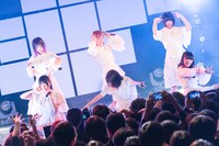 真っ白なキャンバス「NOW STEP ON TOUR」ファイナル公演の様子。（撮影：真島洸［M.u.D］）
