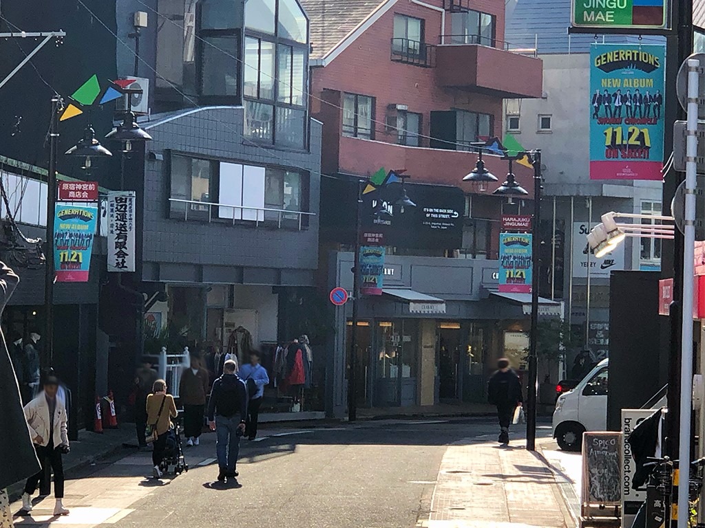 GENERATIONS from EXILE TRIBEによる裏原宿エリアビジュアルジャックの様子。