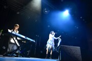 綾野ましろ（右）と、サプライズゲストとして出演したピアニストのshizuka（左）。（Photo by Makiko Takada）