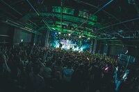 真っ白なキャンバス「NOW STEP ON TOUR」ファイナル公演の様子。（撮影：真島洸［M.u.D］）