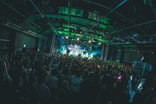 真っ白なキャンバス「NOW STEP ON TOUR」ファイナル公演の様子。（撮影：真島洸［M.u.D］）