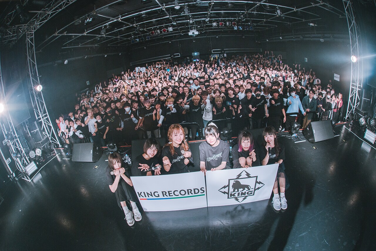 真っ白なキャンバス「NOW STEP ON TOUR」ファイナル公演の様子。（撮影：真島洸［M.u.D］）