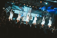 真っ白なキャンバス「NOW STEP ON TOUR」ファイナル公演の様子。（撮影：真島洸［M.u.D］）