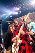 左からTOMOMI（B, Vo / SCANDAL）、HARUNA（Vo, G / SCANDAL）、MAMI（G, Vo / SCANDAL）。（撮影：ヤオタケシ）