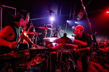 左からGODRi（Dr / SiM）、SHOW-HATE（G / SiM）（Photo by Suzuki Kohei）