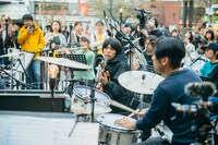 蓮沼執太フィルGinza Sony Parkゲリラライブの様子。（撮影：後藤武浩）