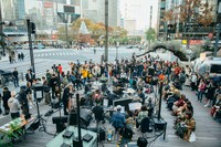 蓮沼執太フィルGinza Sony Parkゲリラライブの様子。（撮影：後藤武浩）