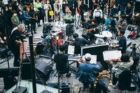 蓮沼執太フィルGinza Sony Parkゲリラライブの様子。（撮影：後藤武浩）