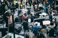 蓮沼執太フィルGinza Sony Parkゲリラライブの様子。（撮影：後藤武浩）