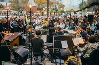 蓮沼執太フィルGinza Sony Parkゲリラライブの様子。（撮影：後藤武浩）