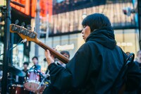 蓮沼執太フィルGinza Sony Parkゲリラライブの様子。（撮影：後藤武浩）