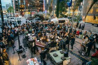 蓮沼執太フィルGinza Sony Parkゲリラライブの様子。（撮影：後藤武浩）