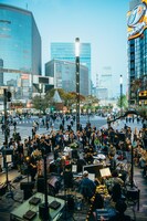 蓮沼執太フィルGinza Sony Parkゲリラライブの様子。（撮影：後藤武浩）