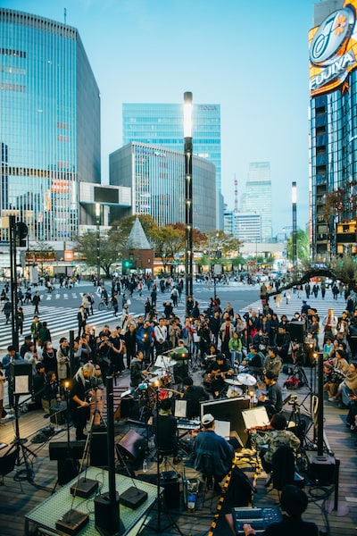 蓮沼執太フィルGinza Sony Parkゲリラライブの様子。（撮影：後藤武浩）