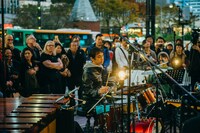 蓮沼執太フィルGinza Sony Parkゲリラライブの様子。（撮影：後藤武浩）