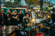 蓮沼執太フィルGinza Sony Parkゲリラライブの様子。（撮影：後藤武浩）